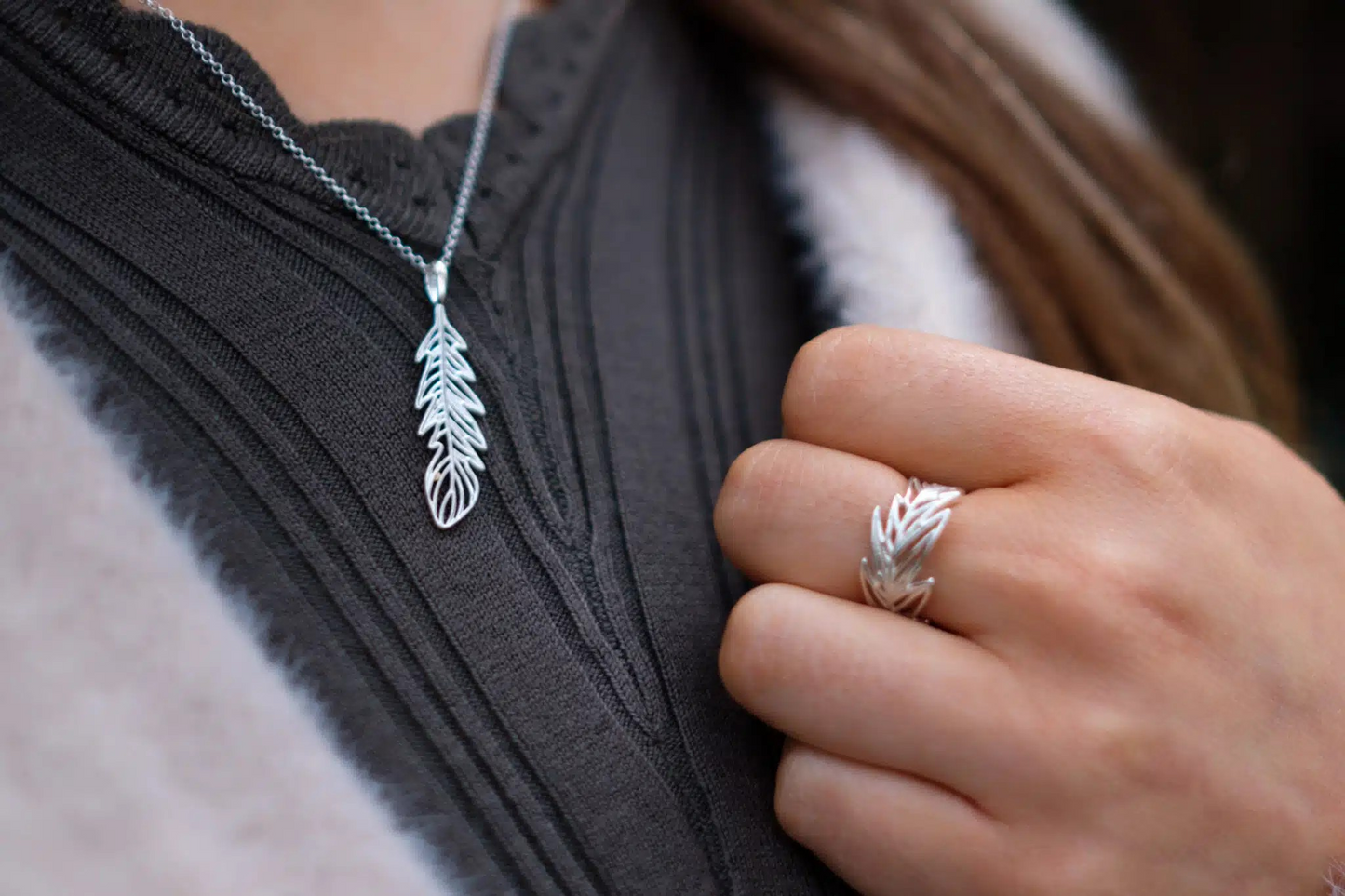 Outline Feather Necklace